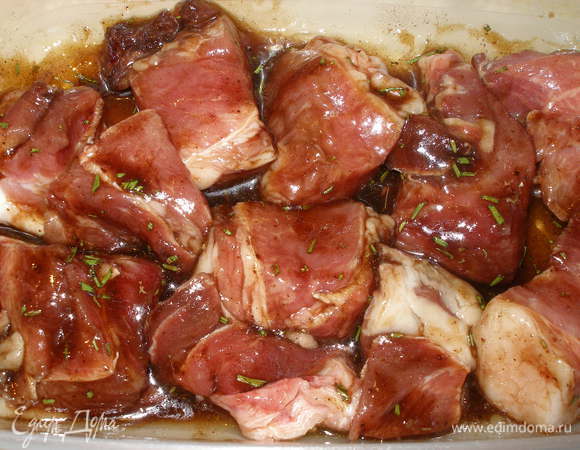 Мясо соединить с глазурью, хорошо перемешать. Мариновать не обязательно (хотя можно), уже можно нанизывать на шампуры и готовить на мангале.