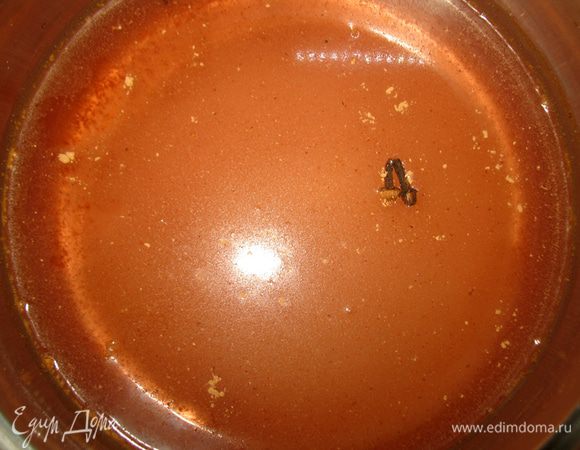 Готовим яблочную начинку. Замочить желатин. Вино, 250 гр. воды, 100 гр. сахара, корица, гвоздику проварить 15 минут. 