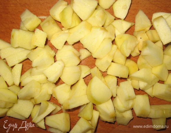 Яблоки очистить,  удалить сердцевину и порезать небольшими кубиками.