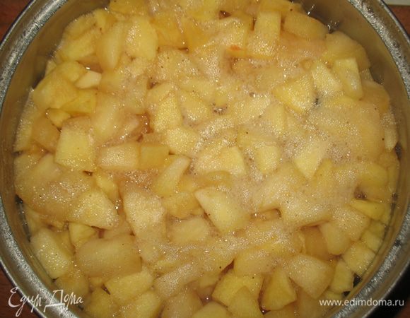 Положить в сироп яблоки и варить 7 минут (или до мягкости, зависит от яблок). Яблоки вынуть из сиропа, его процедить и добавить желатин, прогреть до растворения желатина, но не кипятить. Вернуть в сироп яблоки и остудить. 