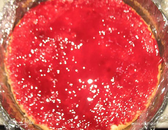 Разрезать бисквит на 2 коржа. Форму выстелить пленкой, положить нижний корж и его намазать конфитюром. Сверху выложить яблочную массу и поставить в холодильник (до тех пор, пока яблочная масса немного схватиться). 