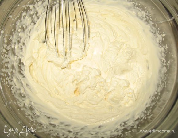 Затем взбить 250 гр.  сливок и добавить к массе. Выложить на яблоки накрыть коржом и прижать. Завернуть в пленку, чтобы не обветрился, и поставить в холодильник до полного застывания (3-4 часа). 