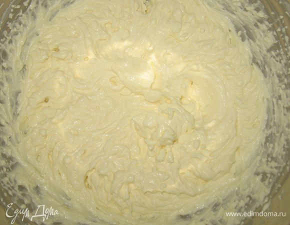 Взбить сахарную пудру и оставшиеся сливки. Вынуть торт из формы и покрыть верх и бока торта сливками.