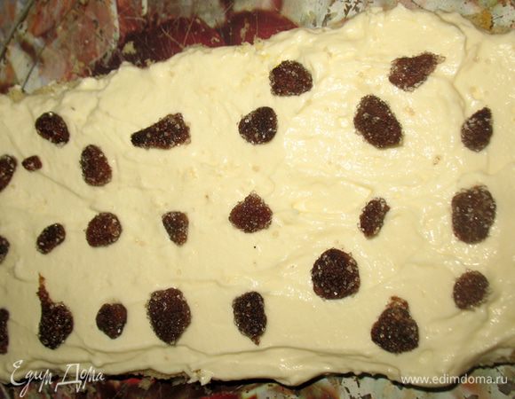 Торт машина. Он у меня внешне не получился (мастика не удалась, рвалась, расползалась под руками). Малыш остался доволен, а остальному научимся. Готовила его также как и большой торт, но вместо яблок положила клубничные цукаты.