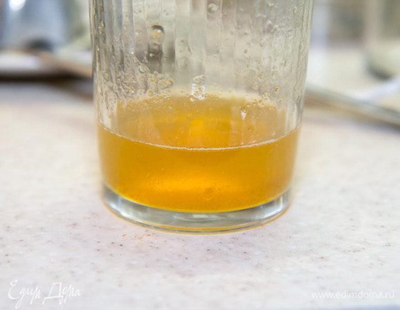 Пока мусс и зефир продолжают  застывать, готовим яблочное парфе: Растворить желатин в яблочном соке и распустить в микроволновке. Здесь используем желатина меньше, так как он уже есть в яблочном муссе.