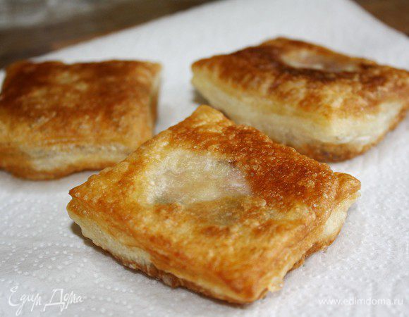 Готовые равиоли выложить на бумажное полотенце для того,чтобы удалить лишнее масло.