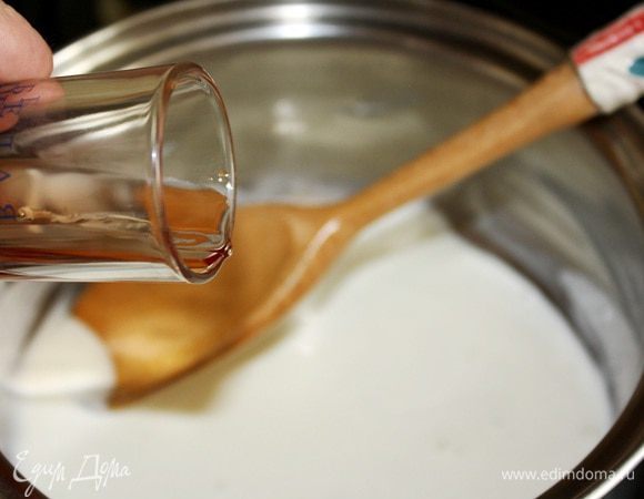 Тем временем сливки для соуса прогреть с ковшике с сахаром(количество сахара выбирать по вкусу)и ликёром.Лучше выбирать ликёр с ярким ароматом.Равиоли выложить на порционные тарелки,полить немного загустевшим соусом и подавать к столу.Соуса не жалейте!Приятного аппетита!