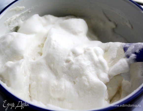 Творог протереть через сито(у меня 9% мягкий творог)и смешать с сахаром и ванильной эссенцией.Белки взбить с щепоткой соли до крепких пиков и аккуратно,с низу вверх,смешать с творогом.