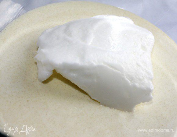 Желтки растереть с сахаром и ванильной эссенцией добела,добавить муку и крахмал.Белки взбить в отдельной посуде с щепоткой соли до крепких пиков.Желтковую массу смешать с третью взбитых белков для размягчения массы.Остальные белки аккуратно вмешать в желтки с низу вверх.