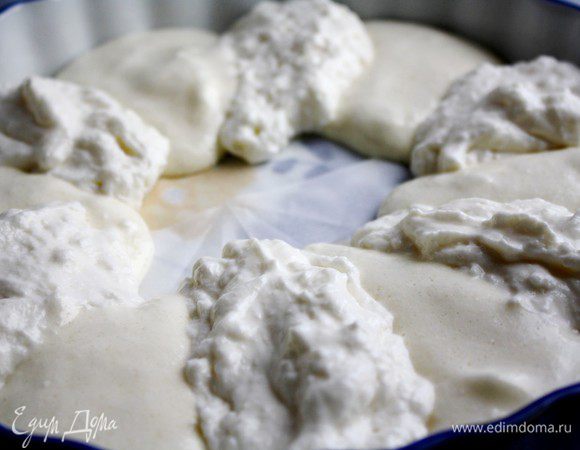 Дно формы диаметром 26 см выстелить пергаментом.По очереди выкладывать в форму бисквитную и творожную массы по 1 полной столовой ложке.Заполнить форму полностью.