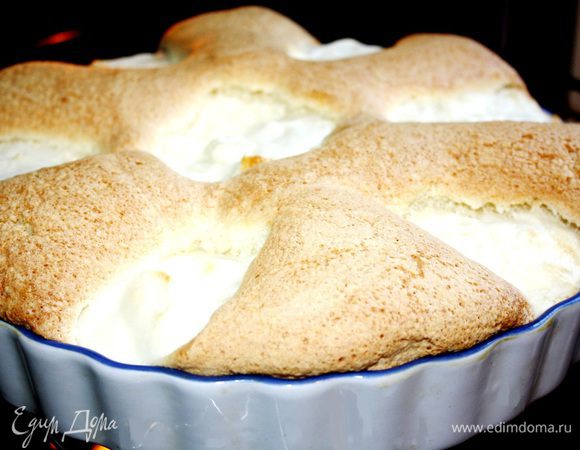 Выпекать в заранее разогретой до 180*С духовке около 30 минут.Готовый пирог немного остудить в форме,а затем подать к чаю со свежими фруктами.Приятного чаепития!