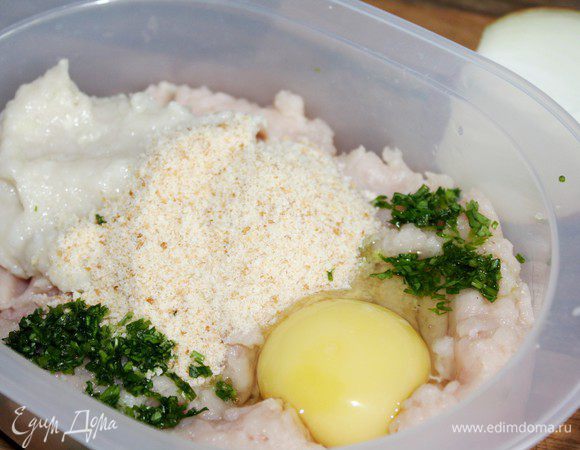 Куриный фарш смешать с измельчёнными в блендере луком и чесноком,мелко нарезанным базиликом,яйцом,сухарями,солью и перцем.