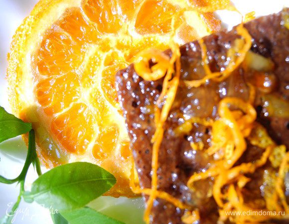 Апельсиново-шоколадное сочетание - вариант беспроигрышный. Пирожные получились с достаточно плотной и мягкой текстурой, немного бархатистой. Когда немного постояли - пропитались джемом и стали ещё вкуснее. На этом я не успокоилась и сделала ещё карамелизованные апельсины. Надеюсь вам понравится. С праздником!