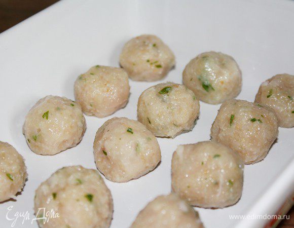 Из фарша слепить небольшие тефтели,размером с грецкий орех(около 30 штук).