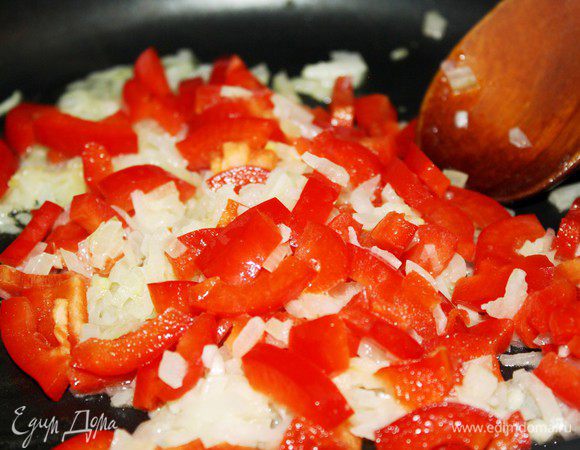 В глубокой сковороде разогреть сливочное масло и тушить на среднем огне измельчённые лук и чеснок,добавить нарезанный на кубики сладкий перец.Немного потушить.
