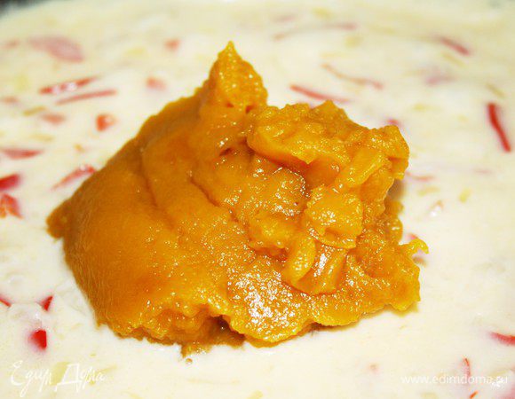 Влить сливки,прогреть их.Затем добавить тыквенное пюре и потушить ещё пару минут.