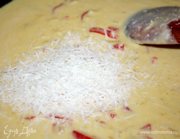 Добавить пармезан.Посолить и поперчить соус,сдобрить тёртым мускатным орехом.