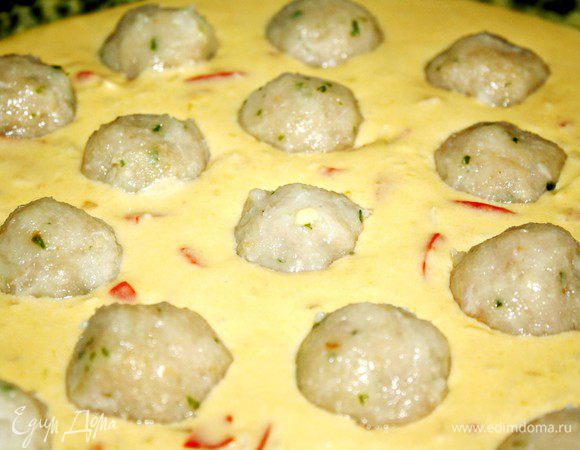 В соус выложить тефтели и тушить до их готовности под крышкой и на маленьком огне.