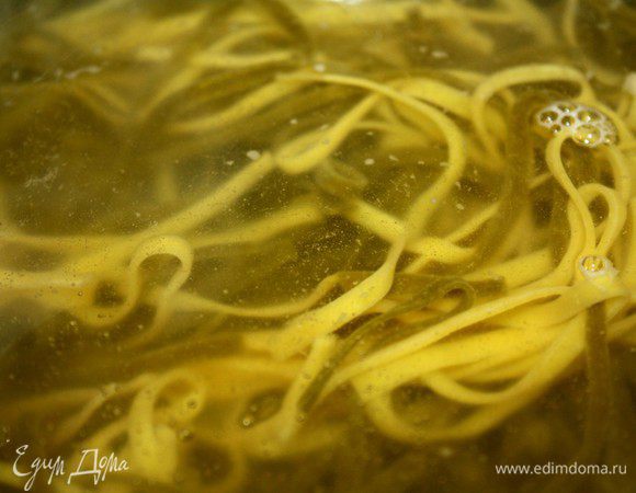 Тем временем отварить пасту в подсоленной воде до состояния "al dente".1-2 половниками воды,в которой варилась паста,развести загустевший соус с тефтелями. 