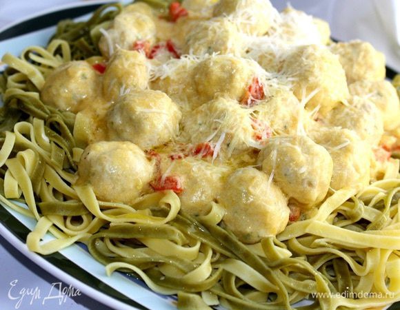 В глубокое блюдо выложить тальятелле,сверху распределить тефтели и соус.Присыпать пармезаном и полить оливковым маслом холодного отжима.Подавать тут же!На столе пасту смешать при помощи больших вилки и ложки и разложить по тарелкам.Приятного аппетита!