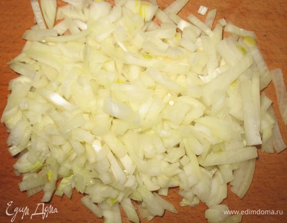 Мелко нарежьте лук и обжарить его до мягкости на сливочном масле.
