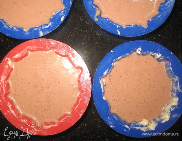 Полученную массу разлить по формочкам смазанных сливочным маслом. формочки поставить в противень с водой и в духовку, прогретую до 170 градусов, на 20 минут (зависит от величины формочек). 