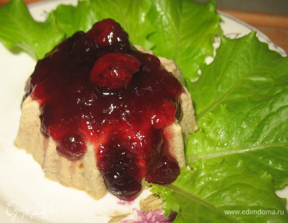 Пока пудинг готовиться займемся соусом. Вино, сок,  вишню и сахар на слабом огне закипятить. Добавить разведенный крахмал и мешая оставить на огне пока соус не станет прозрачным. 
Дать пудингу немного остыть, вынуть из формочек. Положить на тарелку полить соусом и приятного аппетита!