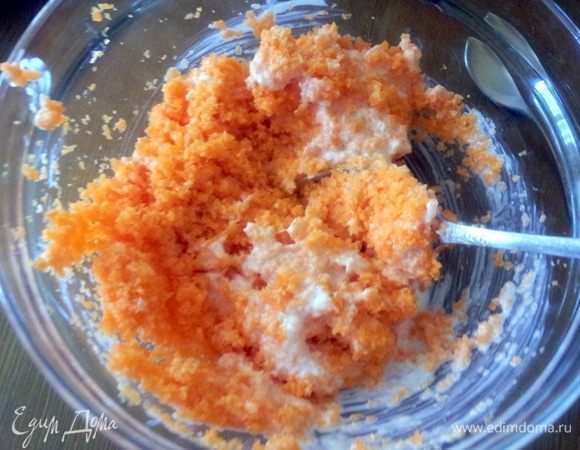 В отдельно миске смешайте пахту, морковь, и ванилин. Миксером на средней скорости взбейте в пышную массу масло и оба вида сахара.