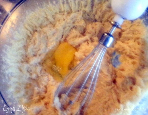 По одному вбейте яйца и желток.