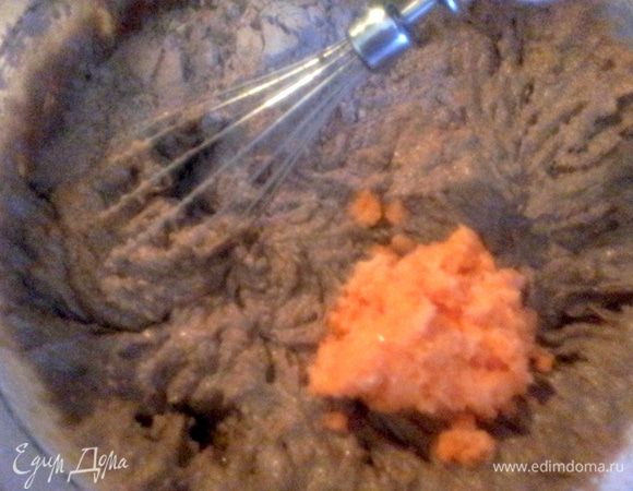 Переведите миксер на самую низкую скорость и вводите по одной трети мучной и морковной смеси.