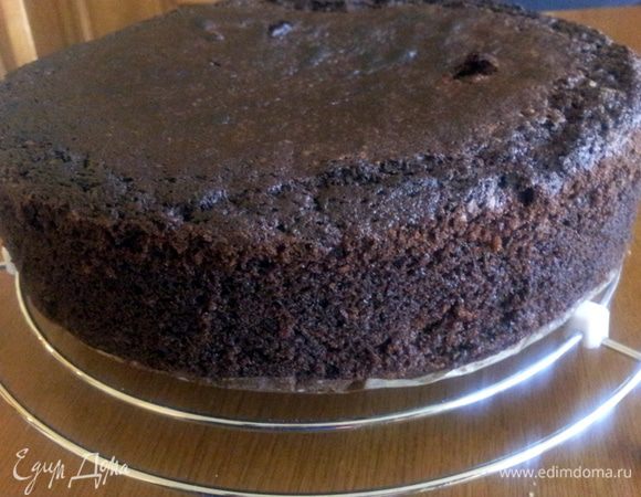 После того как корж испечется, переложить его на решетку и дать остыть.