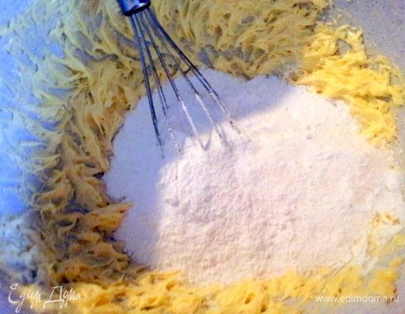 Крем:
сливочное масло взбить миксером на средней, а затем на высокой скорости до образования пышной массы. Добавьте сахарную пудру, 2 ч.л. корицы, 0,5ч.л.ванили и перемешайте до однородной массы. В отдельной миске взбейте в густую пену сливки, пудру и 0,5 чайной ложки оранжевого красителя.