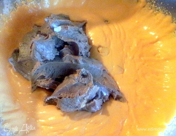 Ложкой аккуратно смешайте взбитые сливки с кремом из сливочного масла.
Крем готов.