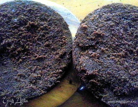 Корж разрезать на две части