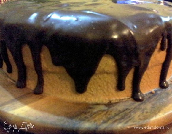 Вылейте глазурь в центр торта и распределите так, чтобы она стекала по краям.
 Чтобы сделать красивые потеки глазури, осторожно распределите ее обратной стороной ложки по краю торта.