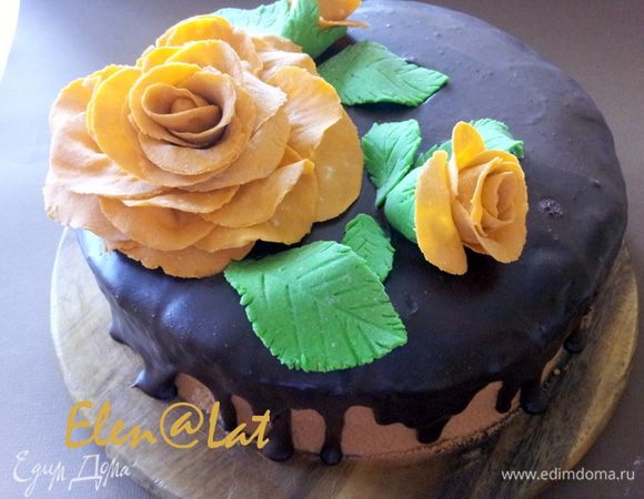 Торт можно украсить, а можно оставить и без всякого украшения, он и так будет выглядить даже очень красиво.  Я же украсила розами из мастики.
Торт необычайно ароматен и вкусен. 
