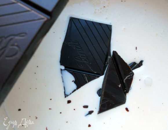 Соединить в кастрюле сливки и поломанный шоколад, растопить на небольшом огне, не доводя до кипения. В процессе я еще добавил какао, для пущей шоколадности, но можно пропустить. Снять с огня и остудить до комнатной температуры.