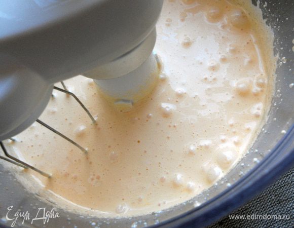 Желтки соединить с сахаром и растереть с помощью блендера/миксера, 2-3 минуты, пока масса не посветлеет. 