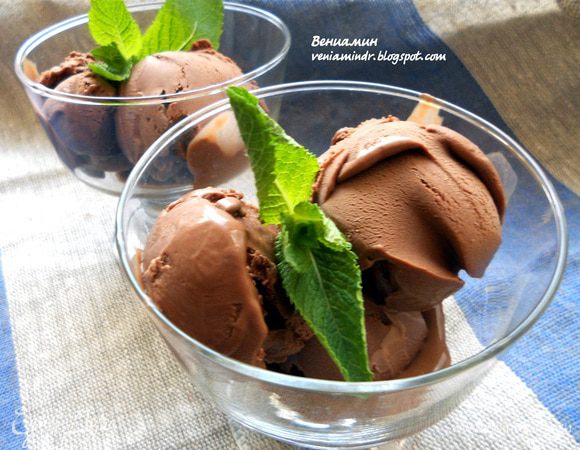 Переложить массу в емкость, пригодную для заморозки и убрать в морозильную камеру примерно на 3-4 часа (мягкое мороженое у меня было готово через 1,5 часа, полностью затвердело через 3). Пару раз можно перемешать массу, не давая образоваться крупным кристаллам. Но в принципе благодаря текстуре таких проблем ни разу не возникало! 