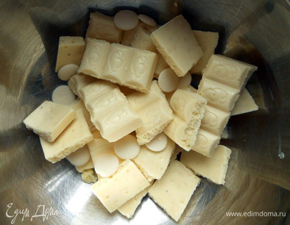 Шоколад (в оригинале, кстати, шоколад с кукурузными хлопьями) разломать и растопить вместе со сливочным маслом (у меня 150 гр. шоколада и еще немного кулинарной глазури), на водяной бане, помешивая, до гладкости. Охладить.