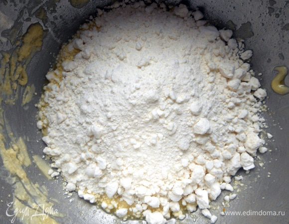 Безе искрошить достаточно мелко, подмешать к шоколаду.