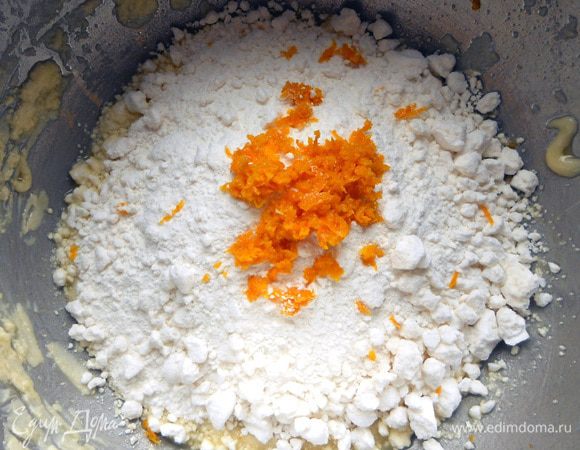 Добавить апельсиновую цедру (в оригинале - 2 ст.л. апельсинового ликера) и еще раз размешать.