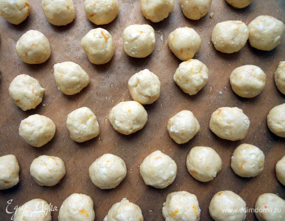 Сформировать конфеты, выложить на бумагу для выпечки (можно слегка смазать маслом без запаха), и убрать в холодильник, чтобы немного затвердели (примерно на час).