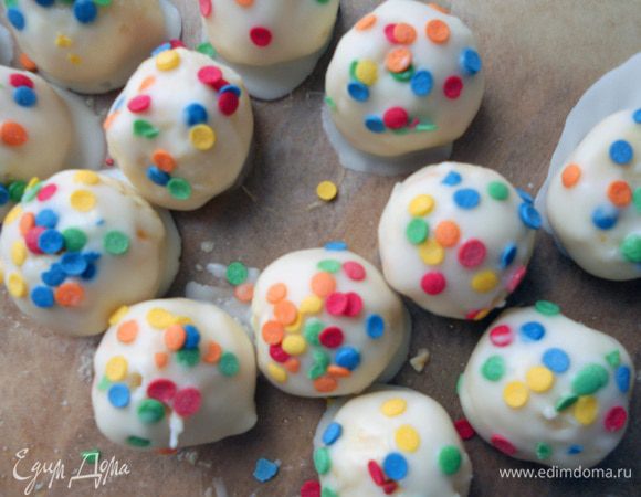 На водяной бане распустить глазурь с добавлением масла, размешать до гладкости. С помощью зубочистки на несколько секунд поочередно опускать конфеты, покрывая их глазурью со всех сторон. Пока глазурь не застыла, присыпать "конфетти". Дать полностью застыть, после чего хранить в холодильнике. Примерно на 30+- штук. 