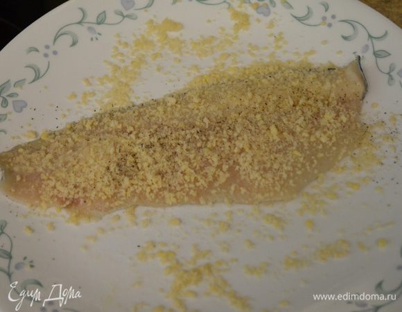 Перемешать миндальную муку с солью и перцем.В другой посуде разбить яйца и перемешать.
В третьей таралке расположите пекан.
Сначала каждую форель с двух сторон обваляем в миндальной муке. 
