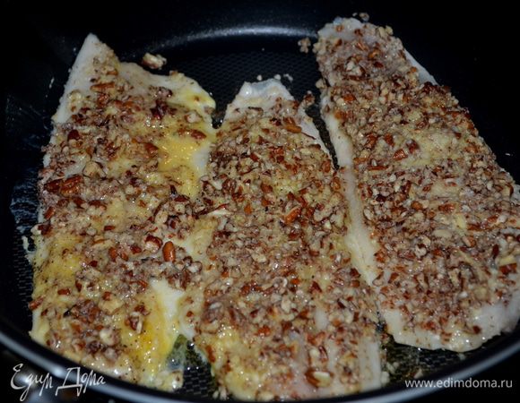 После в пекане.Проделать так с каждой рыбкой.
Разогреем сковороду на средне-высоком огне.Добавим топленое масло и обжариваем осторожно переворачивая 5мин.каждую сторону или до золотист.цвета.