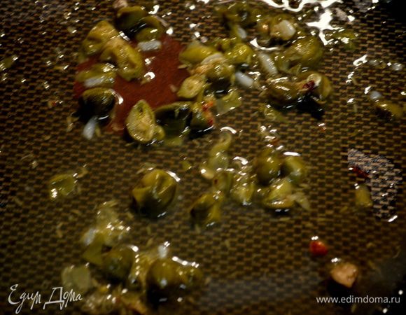 Выложить готовую рыбу в тарелку.И прикроем фольгой.
Добавим топленое масло на сковороду,затем лимон.сок,вино белое и помешивая со всех стенок готовим,добавим каперсы,петрушку.Перемешаем хорошенько.