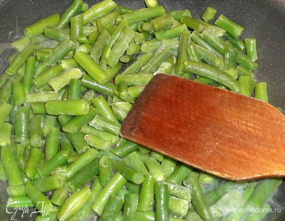 Желательно использовать фасоль плоскую, не столько для вкуса, сколько для красоты. Дело в том, что в этом блюде даже овощи нарезаются кусочками похожими на перья.
Фасоль обжарьте 2-3 минуты на сковороде в оливковом масле.