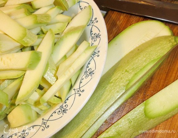 С кабачков кожу не снимайте. Оливер сердцевину удалял, но я этого не стала делать. Нарезаем брусочками под углом.