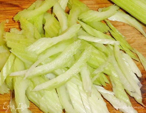 С сельдерея удаляем прожилки и нарезаем тоже под углом.
